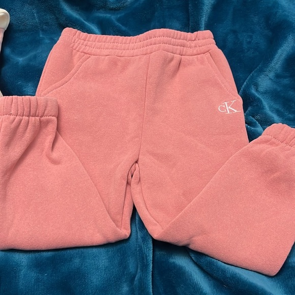 NEW Calvin Klein jeans, two-piece hoodie fleece set 24 months BNWT NEW - Picture 4 of 5